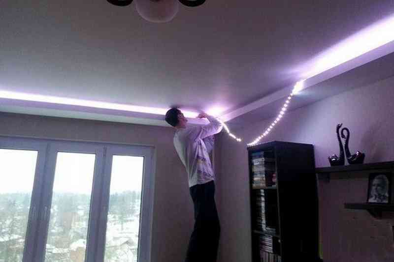 Дополнительный источник света. Светодиодная лента на потолок. Лента лампы светодиодные на потолке. Световые ленты на натяжных потолках. Световая лента для потолка.